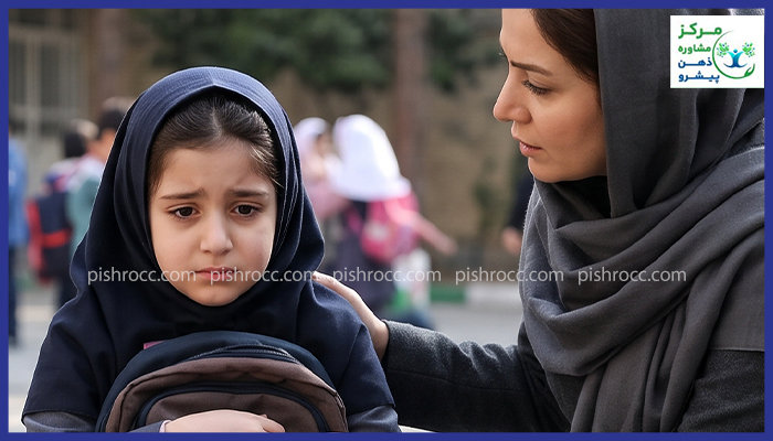 دختر مضطرب کنار مادر هنگام ورود به مدرسه