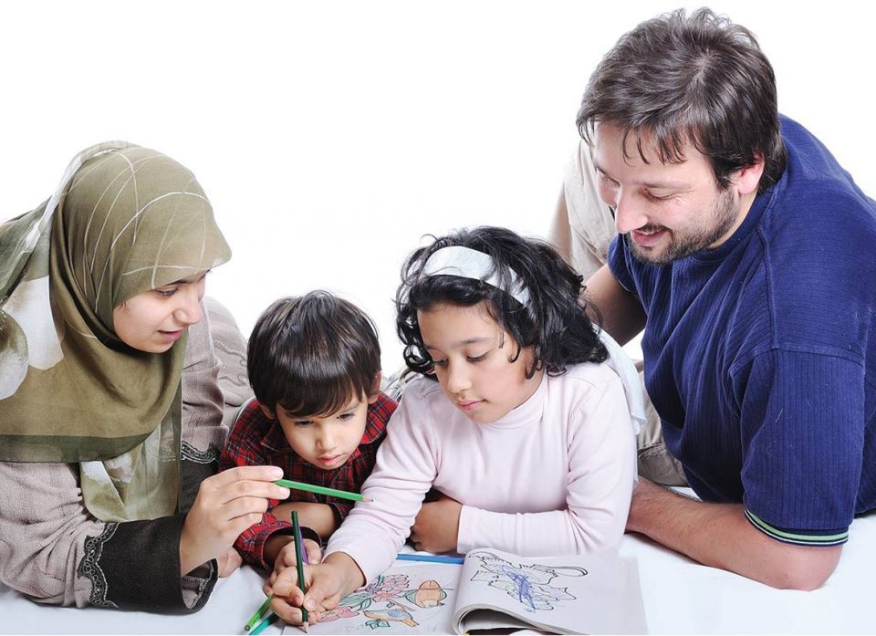 تصویر یک خانواده درحال نقاشی کشیدن هستند